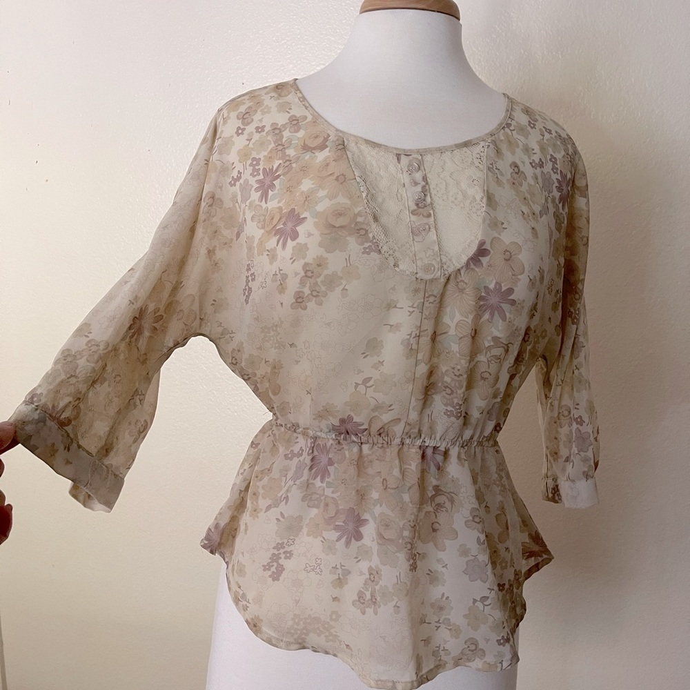 Tan floral print blouse 🌼